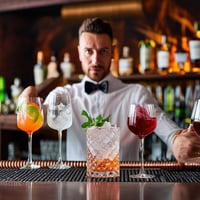 bartender a servir vinhos e gin bartender a servir vinhos e gin
